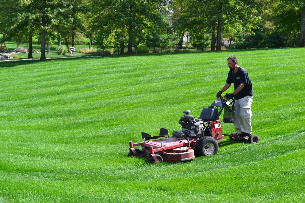 commercial-lawn-mowers-are-made-for-professional-contractors